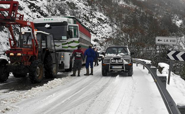 Tres carreteras cortadas y cuatro con cadenas en la provincia