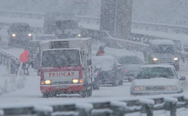 La nieve corta la A-6 para camiones en El Manzanal