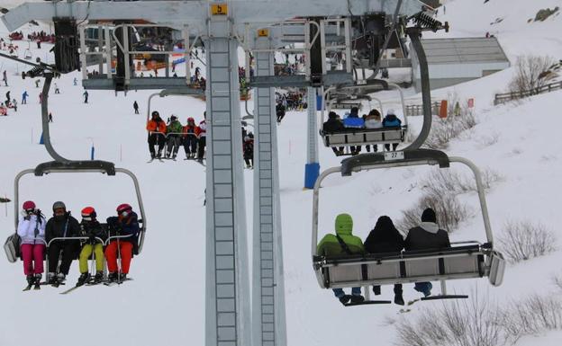 Las Estaciones de Esquí de León reciben en el puente de Carnaval a cerca de 9.000 esquiadores