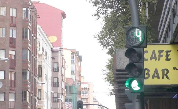 Los descontadores de segundos ya están instalados en los semáforos que cuentan con foto-rojo en León