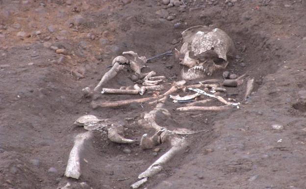 Galleguillos pide apoyo a la Junta para investigar su necrópolis tras hallar una treintena de esqueletos