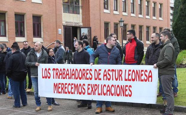 Los trabajadores de Asturleonesa se concentran para reclamar el pago de las nóminas