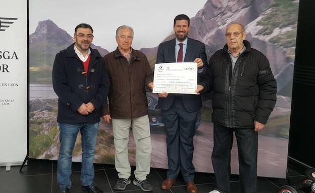 Pedro Llamas entrega los premios de la Cabalgata de Carnaval de los patrocinadores