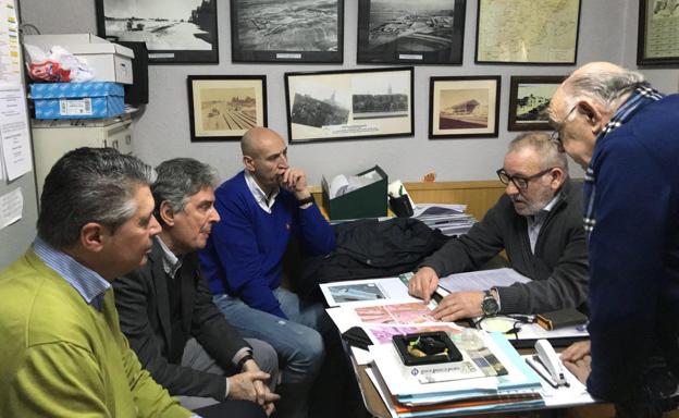 Amigos del Ferrocarril pide ayuda al PSOE para «conservar y exponer» el material ferroviario recuperado durante 25 años