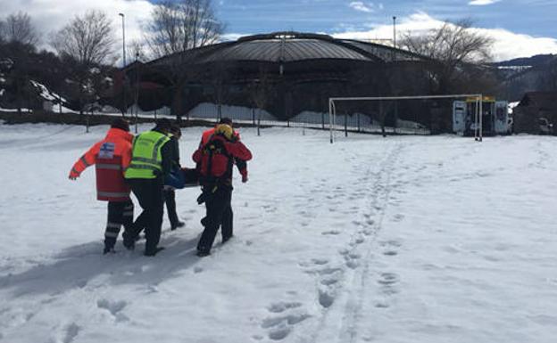 Rescatan en Maraña a un montañero herido tras deslizarse 300 metros por una ladera de una vía de escalada