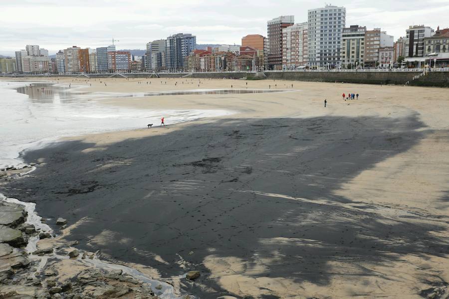 Una mancha de carbón 'mancha' la playa de San Lorenzo