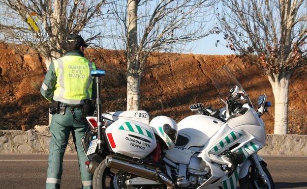 La Guardia Civil investiga al conductor de un camión que sextuplicaba la tasa de alcohol en Barrios de Luna