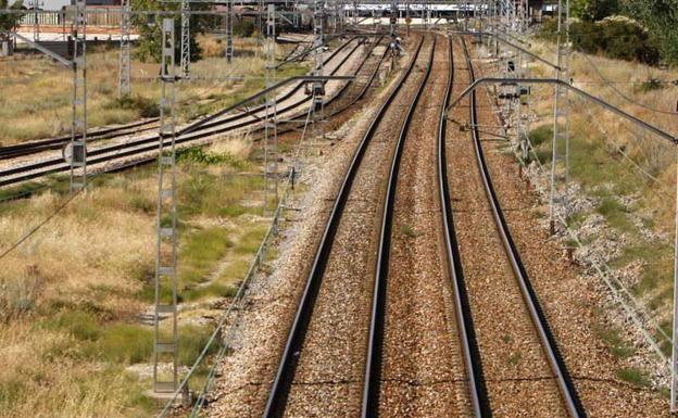 Adif licita el cambio de traviesas entre Quintana-Raneros y Astorga, en la línea León-A Coruña