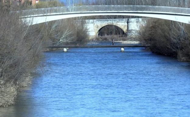 El río Bernesga en León recupera sus niveles normales y alcanza los 1,60 metros gracias al deshielo