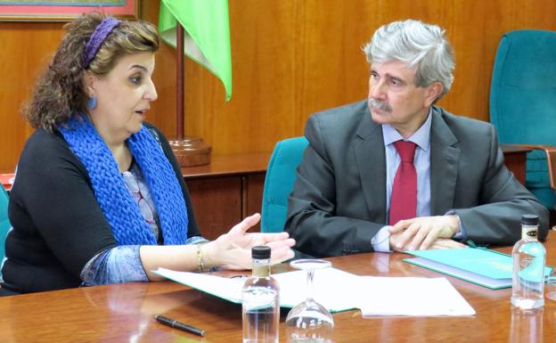 La ULE fima un acuerdo con la poeta Beatriz Berrocal para impulsar un premio de narrativa