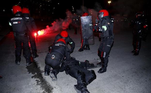 Fallece un ertzaina en la batalla campal entre ultras del Athletic y el Spartak