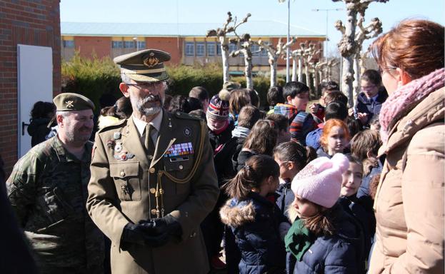 Alumnos de varios colegios de León y provincia visitan la Base Conde de Gazola