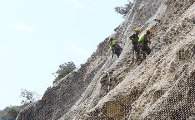 Fomento anuncia una inversión de 483.300 euros en la mejora de la carretera de Puente de Domingo Flórez