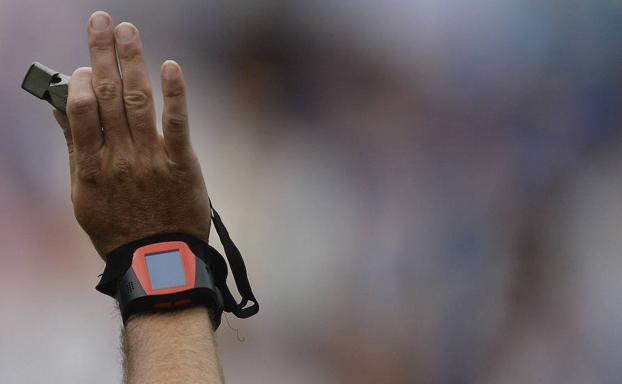 Un niño pide disculpas a un árbitro por la actitud de su padre en la grada