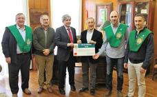 La tuna de la Universidad de León se suma a la lucha contra el cáncer y entrega 2.750 euros