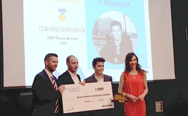 Óscar Casado recibe el premio al Mejor Docente de Primaria en el I Congreso Mundial de Educación