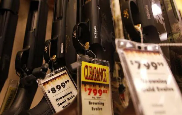 Walmart restringe la venta de armas en EE UU a mayores de 21 años