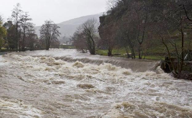 Cuatro carreteras de Laciana se inundan por el súbito incremento de los cauces