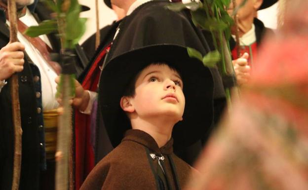 La lluvia no ahoga las 18 primaveras de las ‘Marzas’