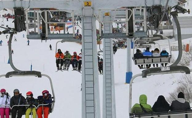 Más de 6.000 esquiadores pasan por las estaciones invernales de León durante este fin de semana