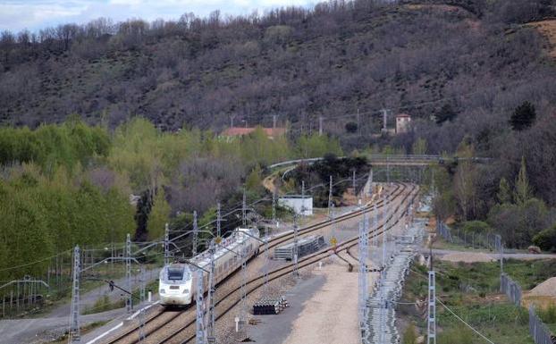 El último plan de Fomento permitirá culminar la Variante de Pajares en 2020 y circular 200 kilómetros por hora