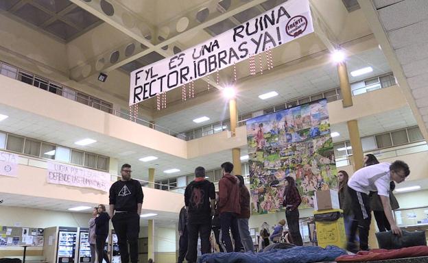 Los alumnos de Filosofía inician un encierro indefinido ante la dejadez del rector frente a una «ruina de facultad»