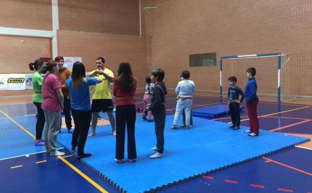 La escuela de lucha leonesa de San Andrés arranca con una docena de alumnos