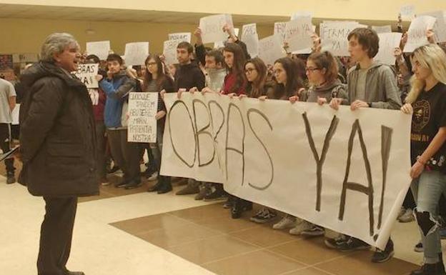 El rector de la ULE recuerda que el proyecto de mejora de Filosofía está en fase de licitación y los alumnos desconvocan el encierro