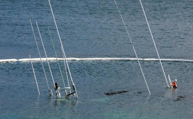 Proceden a reflotar el pesquero en el puerto de Muxía, en La Coruña