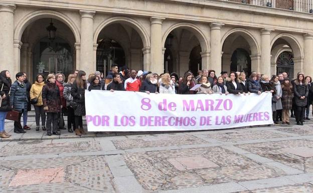 Silván pide «seguir trabajando por la igualdad» y reconoce a la mujer como «base de la sociedad»