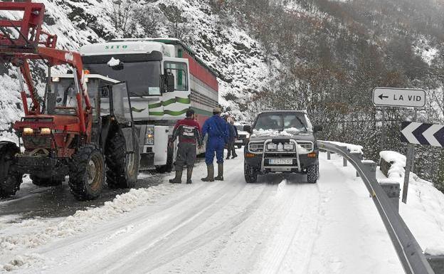 La nieve obliga al uso de cadenas en dos puertos leoneses y prohibe el tráfico de camiones