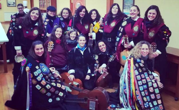 La tuna femenina de la ULE recibe el premio ‘mejor pasacalles’ en Plasencia