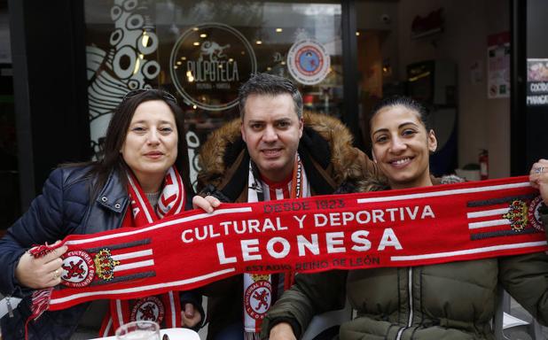 Una marea leonesa conquista el corazón de Gijón