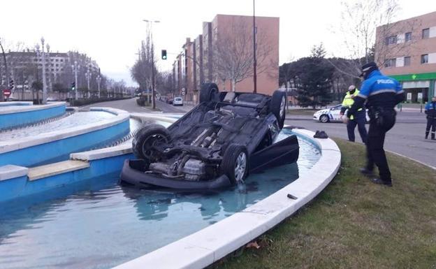 Un coche cae al interior de una fuente del Paseo de Zorrilla de Valladolid y su ocupante huye