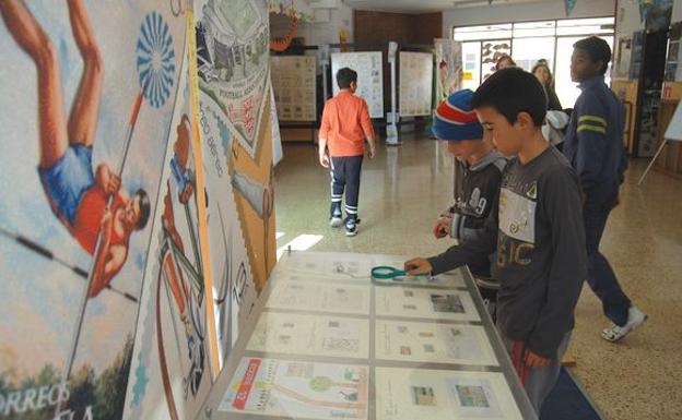 Correos promueve la exposición infantil 'El Mundo de los Sellos' en León