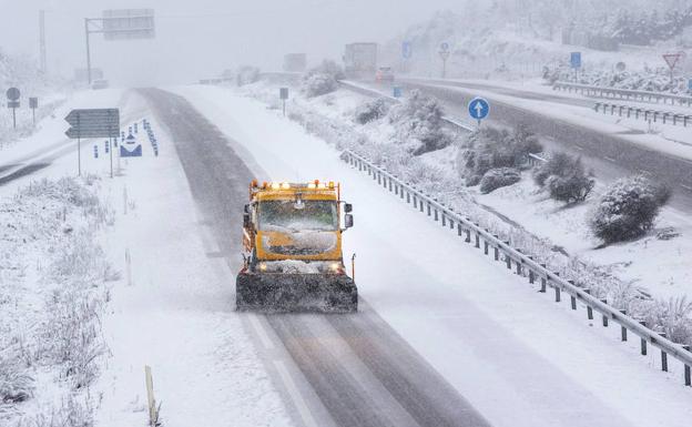 El temporal de nieve cierra la AP-6 para camiones y pasa de puntillas por León