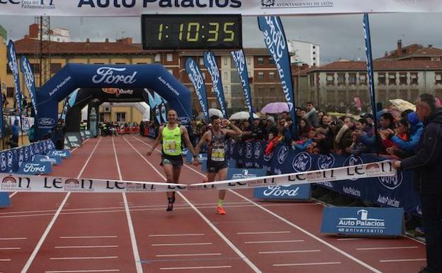 Sergio Sánchez y Álex Martínez lideran una Media Maratón con más de 5.000 inscritos