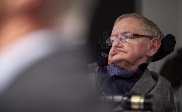 Stephen Hawking teorizó antes de morir cómo descubrir otros universos