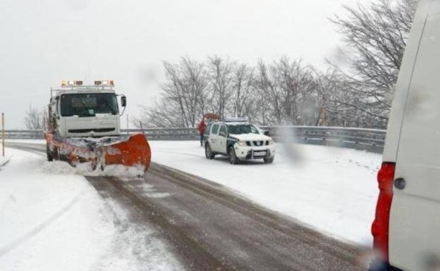 La autopista del Huerna reabre al tráfico pesado y Pajares mantiene las limitaciones al tráfico
