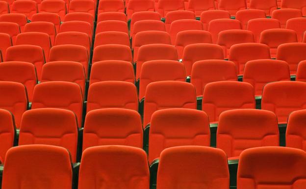 Muere tras quedar atrapado en el reposapiés de su butaca del cine