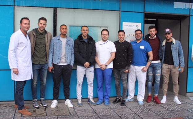 Los jugadores de La Cultural Leonesa visitan la clínica Vitaldent León