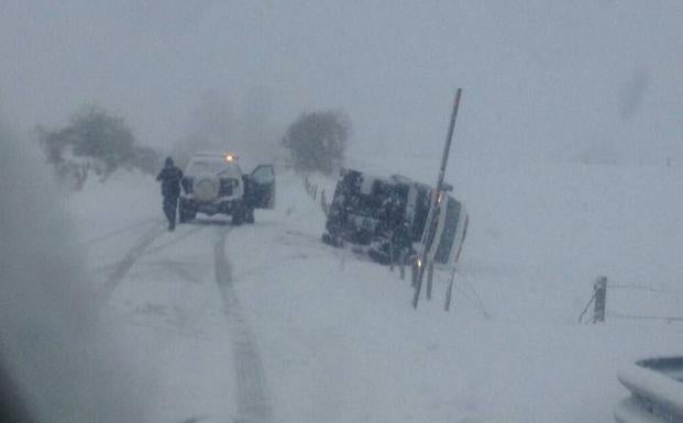 La nieve caída en las últimas horas provoca una salida de vía en Puebla de Lillo