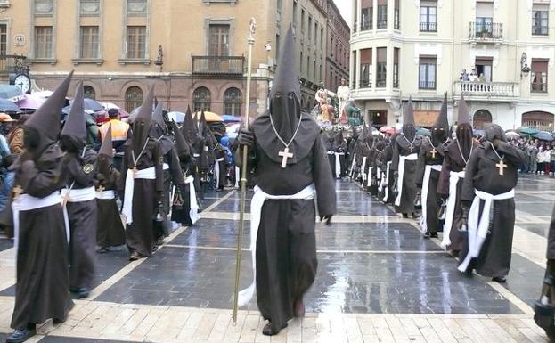 El obispo de León recibe a los internos que participarán como braceros en la Procesión del Perdón