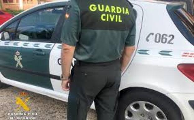 La Guardia Civil detiene dos veces a dos hombres que acababan de hurtar en un supermercado de Valderas