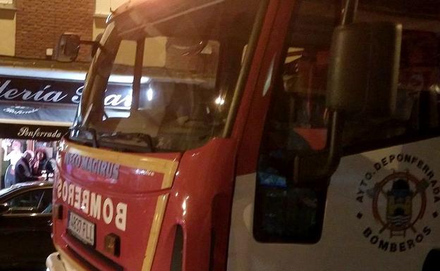 Un incendio en un taller de automoción obliga a desalojar tres viviendas en Flores del Sil