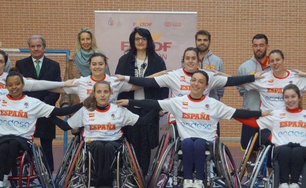 Teresa Mata aplaude el ejemplo de las selecciones de baloncesto en silla de ruedas