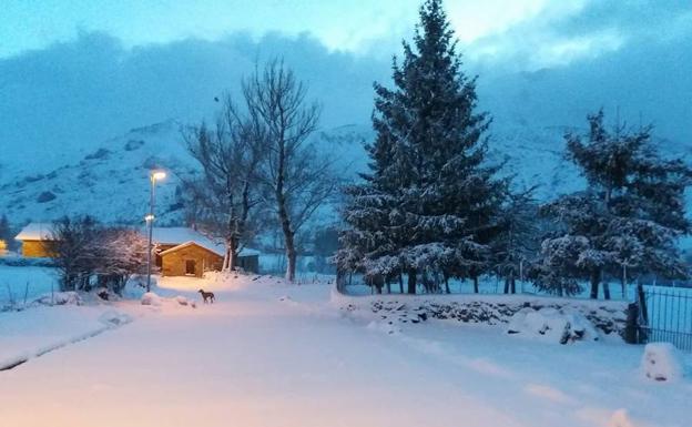 La nieve caída en las últimas horas y el hielo hacen intransitables ocho carreteras leonesas