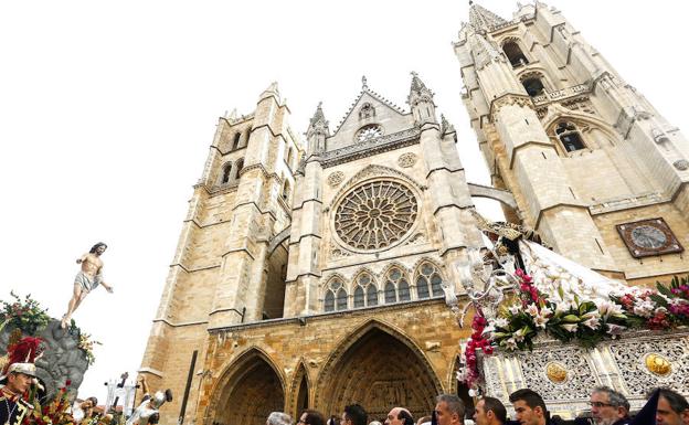 León consuma con fervor el milagro de la Resurrección