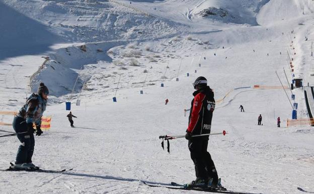 El sector esquí alerta de «graves pérdidas» por la decisión de limitar San Isidro y Leitariegos al fin de semana del 8 al 23 de abril