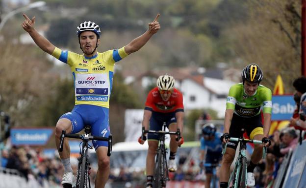 Julian Alaphilippe repite victoria y se afianza en el liderato